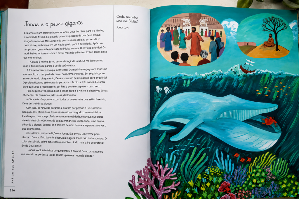 História de Jonas e o grande peixe ilustrada em uma Bíblia infantil